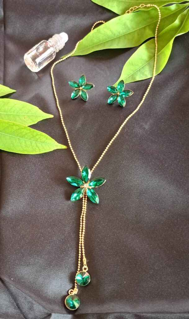 Exclusive Emerald Flower Pendant Necklace Earrings Set